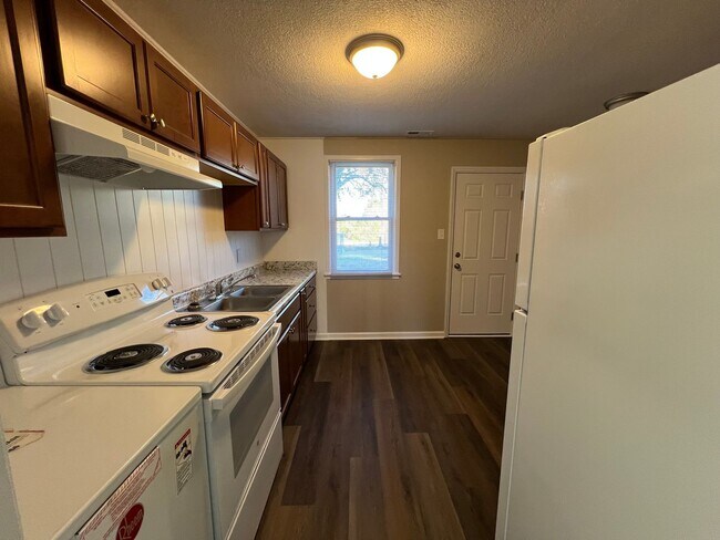 Foto del edificio - Cute 2 bedroom 1 bath duplex that is centrally located. Close to area bases, shopping and restaur...