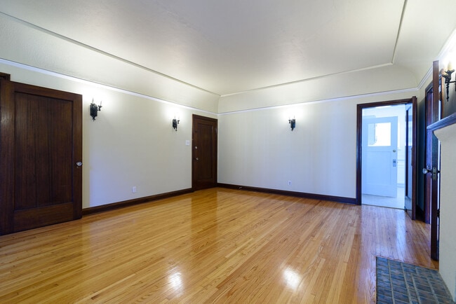 Building Photo - 1100 S Orange Dr