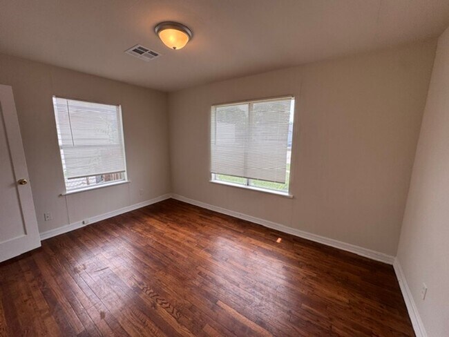 Foto del edificio - 2 bed 1 bath huge outdoor space and one car garage in Norman!
