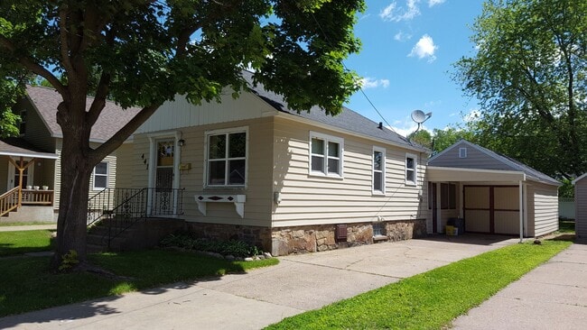 Building Photo - 2 Bedroom House