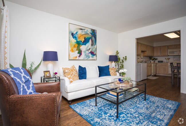 2HAB, 2BA - 1,150 ft² - Edenborn Courts and Gardens