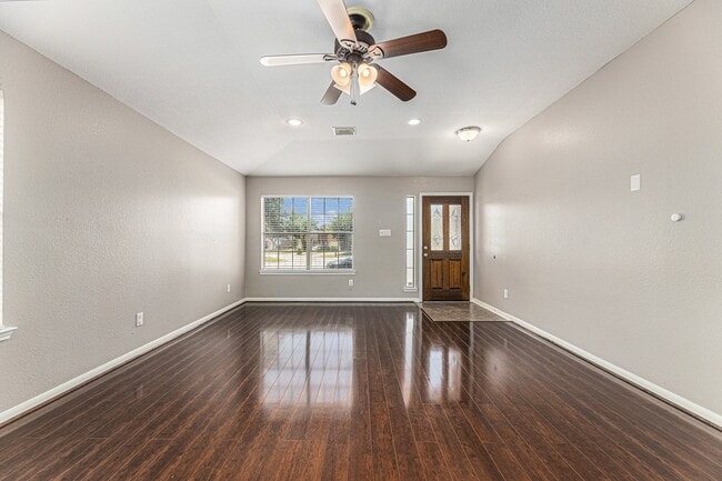 Foto del edificio - 520 Cedar Branch Dr
