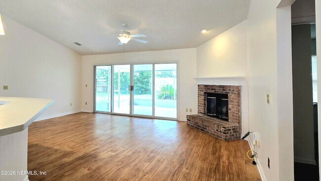 Foto del edificio - 8636 Charlesgate Cir N