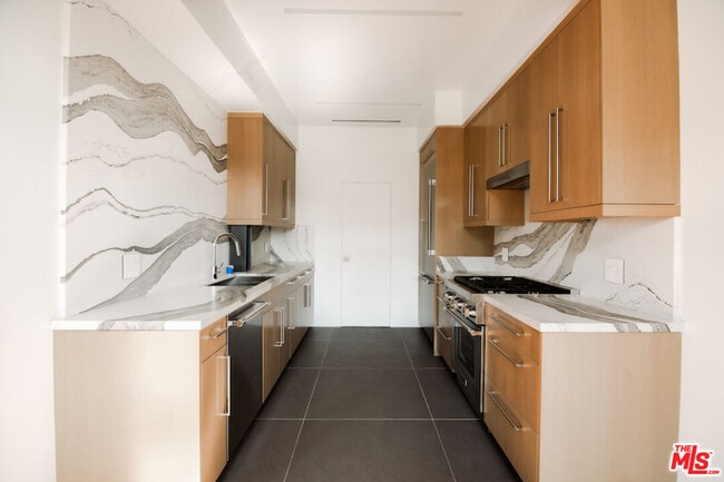 Foto del edificio - 1302 N Sweetzer Ave