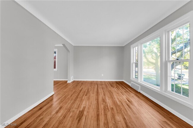 Foto del edificio - 21550 Miller Ave