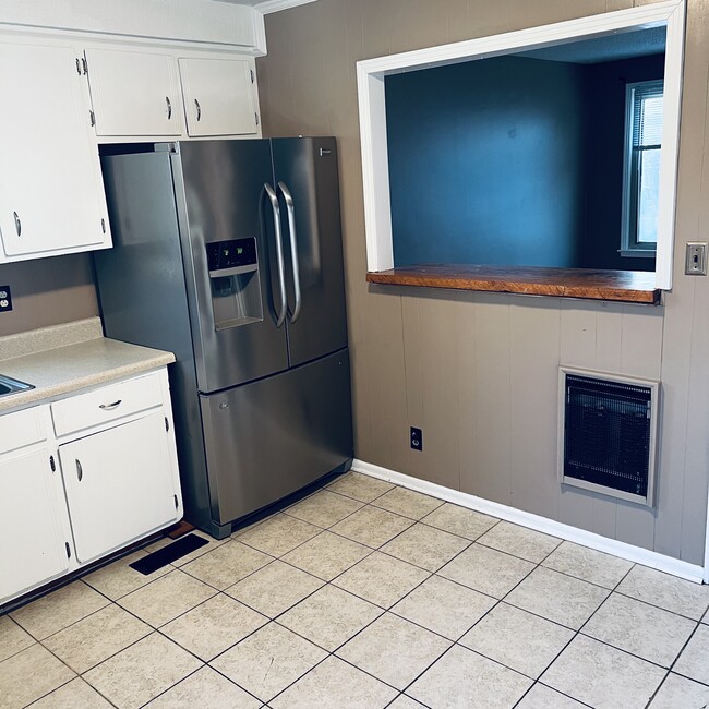 Kitchen - 909 Lucas Ln