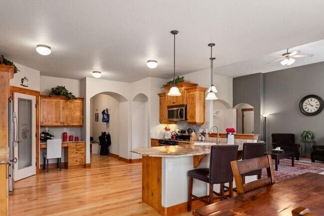 Foto del edificio - Beautiful 4 bedroom/3 full bath with Large...