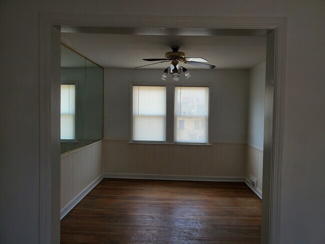 Comedor - 816 N Chapel Gate Ln