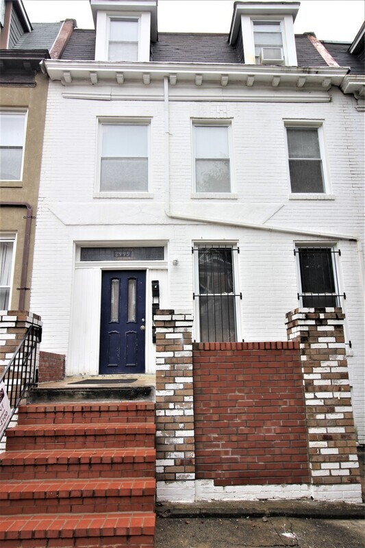 Foto principal - 2445 N Calvert St