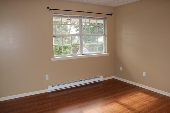 Building Photo - 2 Bedroom Townhouse with upgraded kitchen ...