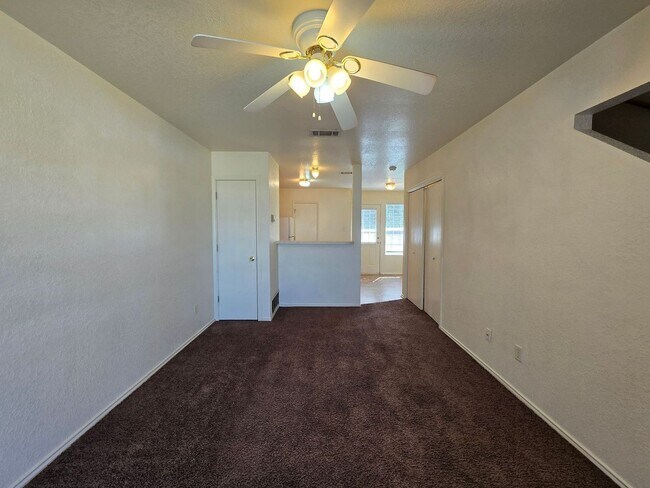 Foto del edificio - $250 OFF YOUR FIRST FULL MONTH'S RENT - AVAILABLE NOW!