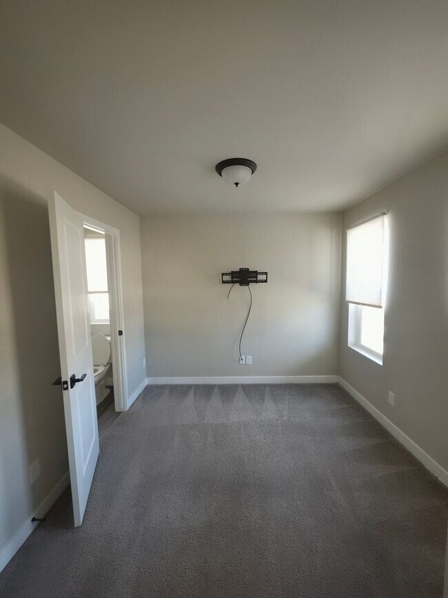Building Photo - Spacious 4-Bedroom Home with Modern Finishes in Lorson Ranch