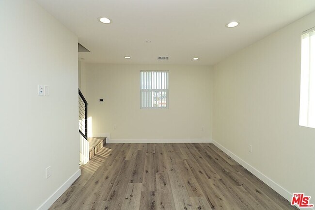 Foto del edificio - 2121 Burnside Ave