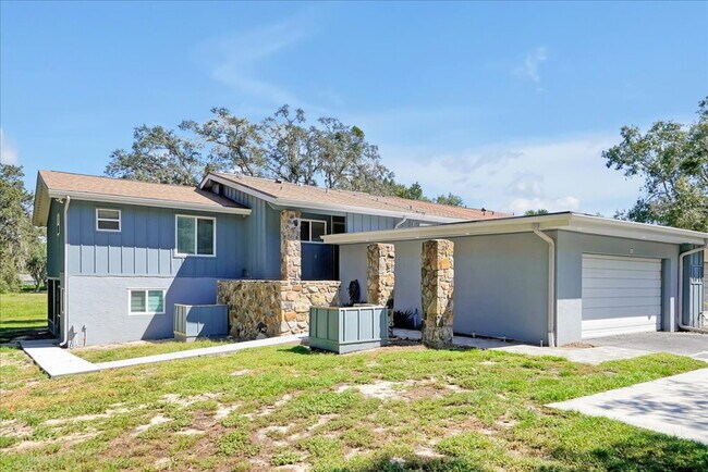 Building Photo - ALL UTILITIES INCLUDED & Fully Furnished! Sleek 2BR/2BA Townhome in Haines City