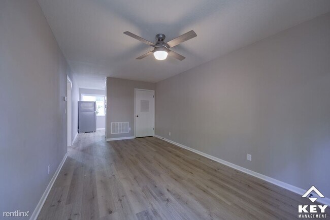 Building Photo - 2 br, 1 bath Townhome - 850 N Belmont Ave
