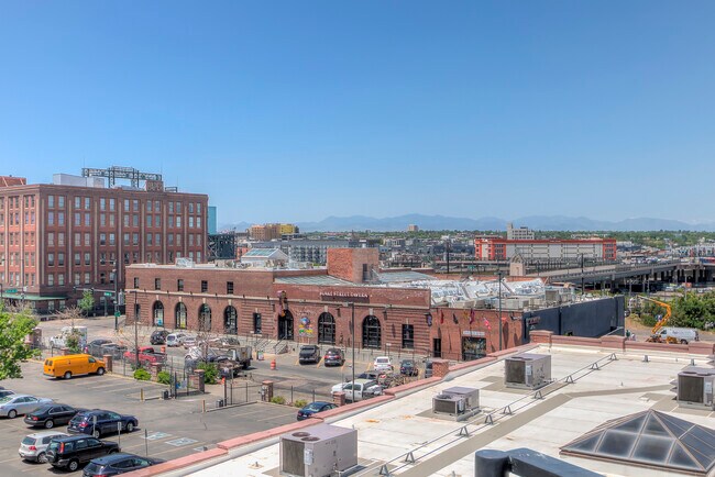 Vista hacia el oeste desde la azotea (Coors Field y las Montañas Rocosas). - 2345 Walnut Street Unit 17