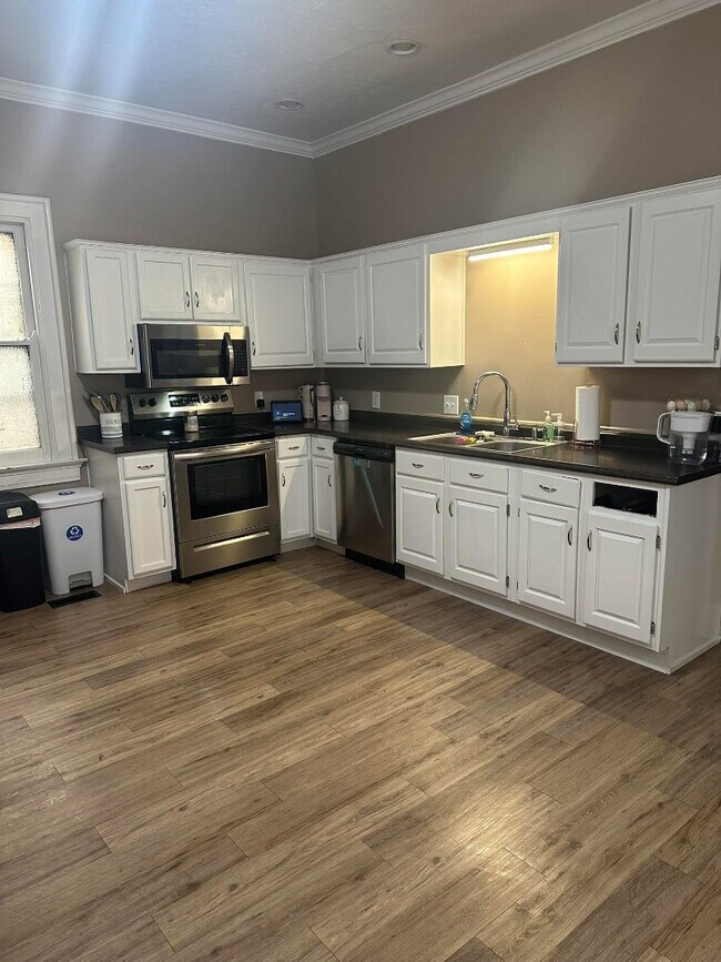 Foto del edificio - Spacious 5-Bed Home Near UC with In-Unit Laundry