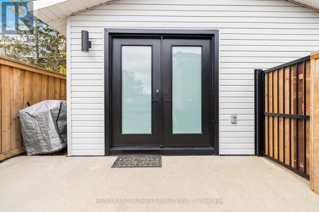 Building Photo - 1332 Majestic Dr