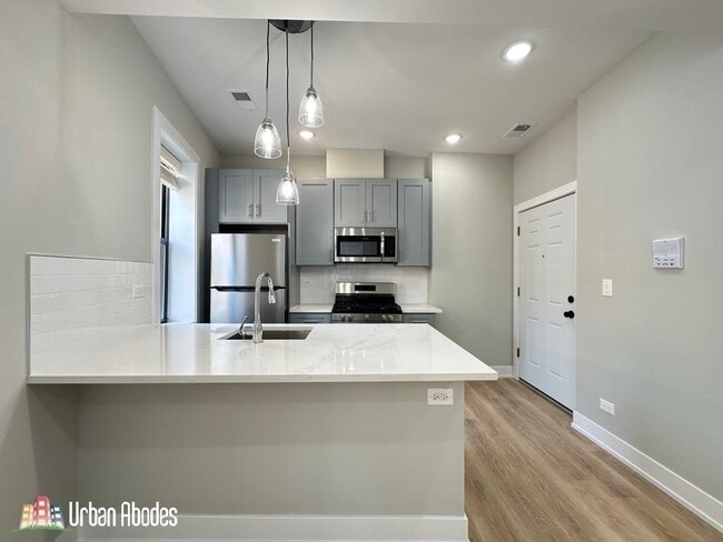 Building Photo - 442 W Belden Ave