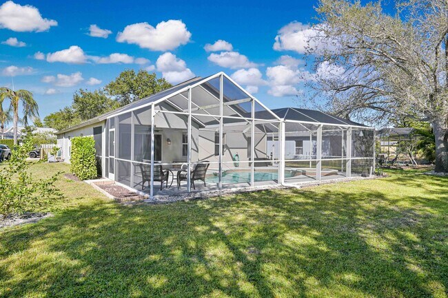 Foto del edificio - AVAILABLE June 1 - Single Family Pool Home in the Heart of Three Oaks