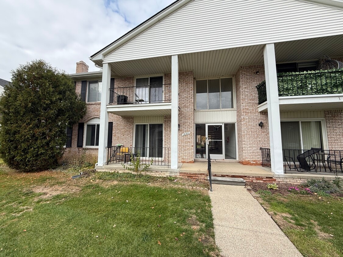 Primary Photo - 14211 Ivanhoe Dr