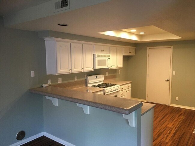 Foto del edificio - 2 Bed, 2 1/2 Bath Townhome with Bonus Room