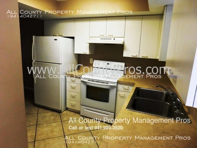 Building Photo - 920 Royal Palm Dr