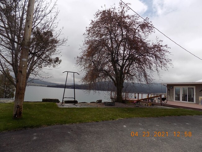 Foto del edificio - Lake Front Property with Orchard--Desire l...