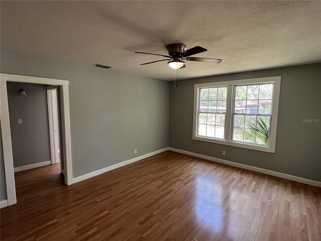Building Photo - 709 E Lotus Ave