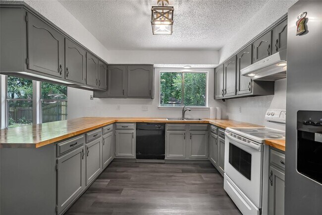 Foto del edificio - 4209 Harcourt Dr