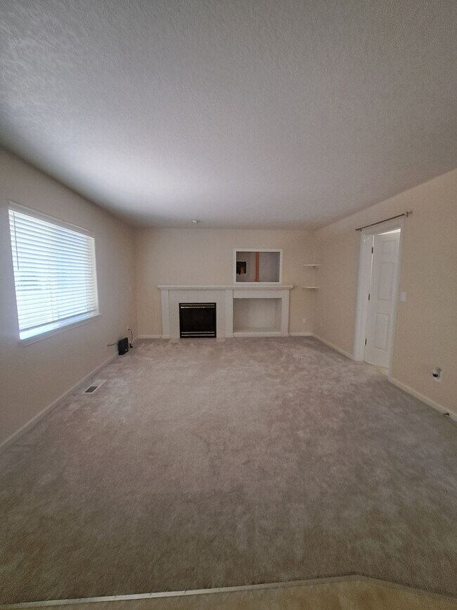Building Photo - Beautiful setting 4 bedroom A/C Available Now