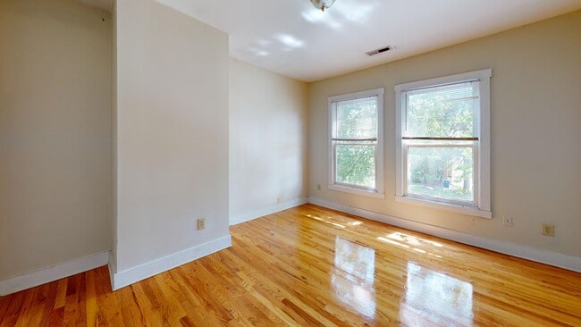Building Photo - 242 E 18th Ave