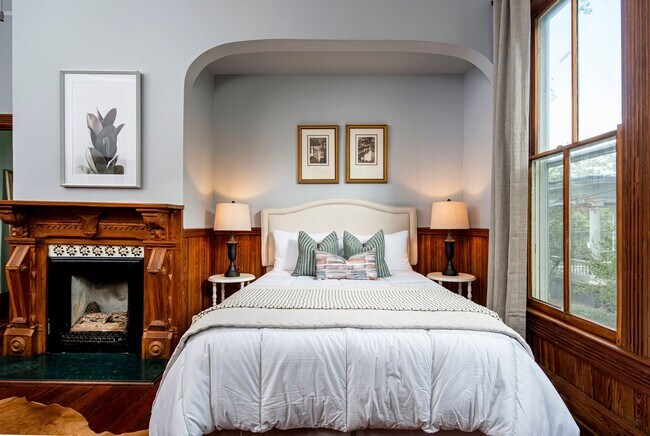 Building Photo - Charming 1 Bedroom Furnished Apartment - S...