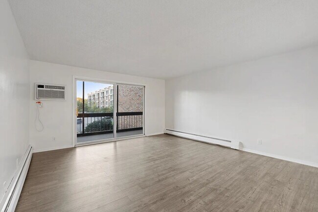 Foto del edificio - "Spacious 2-Bed Condo with Granite Elegance in Prime Minneapolis Location!"