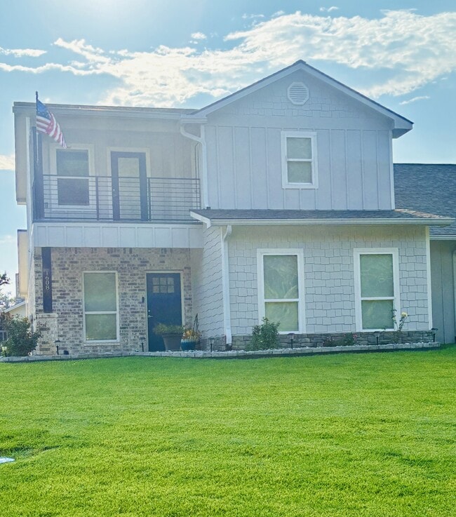 Building Photo - 1608 Champions Dr