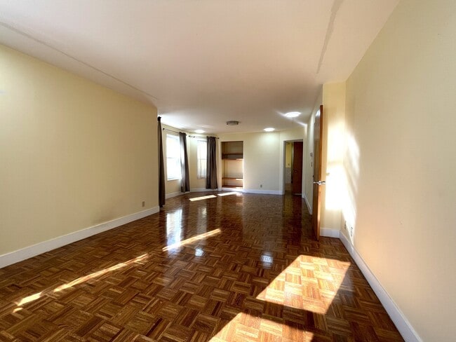 Foto del edificio - 10 Packard Ave