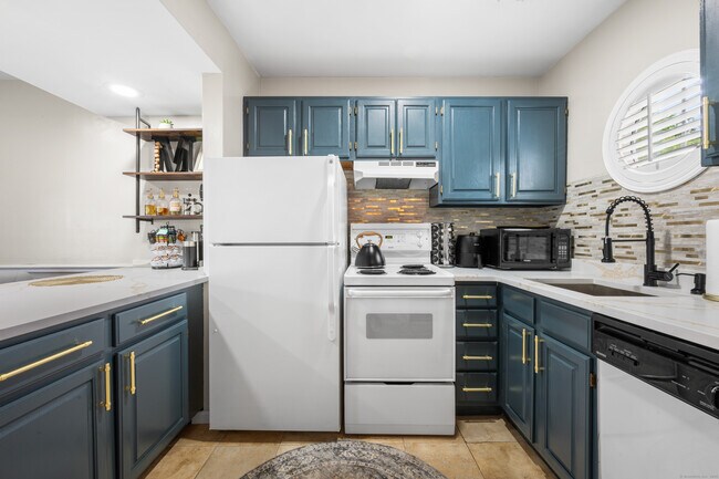Foto del edificio - 2122 Old Pond Ln