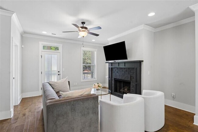 Foto del edificio - 2424 Misty Hollow Pl
