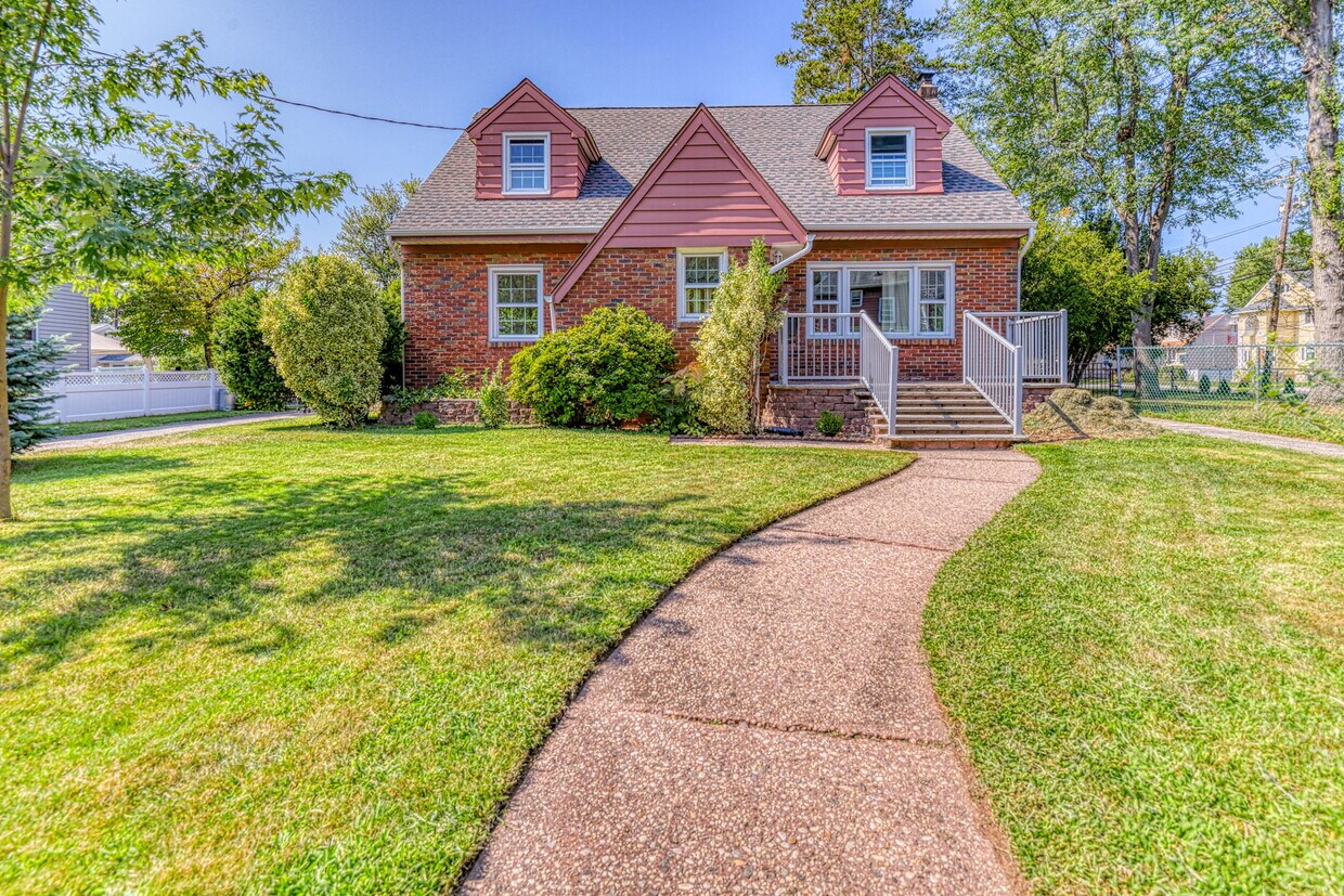 Primary Photo - 579 E Woodbridge Ave