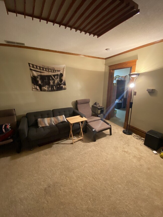 Foto del edificio - Spacious top floor 4 bed 1 bath by UWEC!