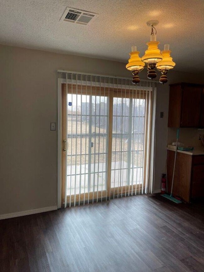 Foto del edificio - 3 bed 2 baths in Lawton! Cute and cozy hug...