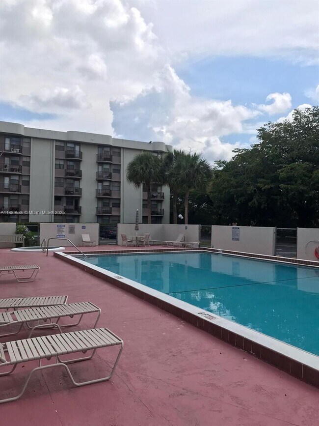 Foto del edificio - 2701 Riverside Dr