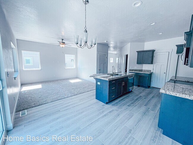 Building Photo - 3 br, 2.5 bath House - 889 E 180 S