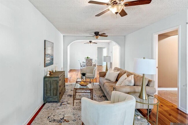 Foto del edificio - Inviting 3BR/3BA Two-Story Home in Capital...