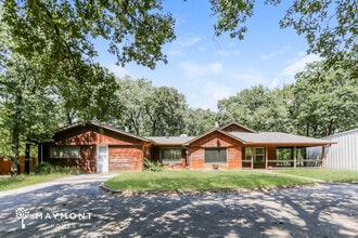 Building Photo - 1801 Whispering Oaks St