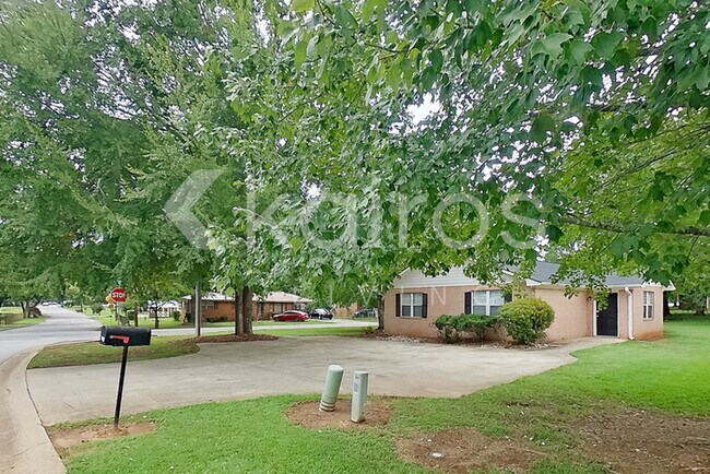 Foto del edificio - 305 Deer Park Dr