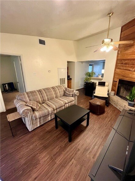 Foto principal - 1900 Woodsman Dr