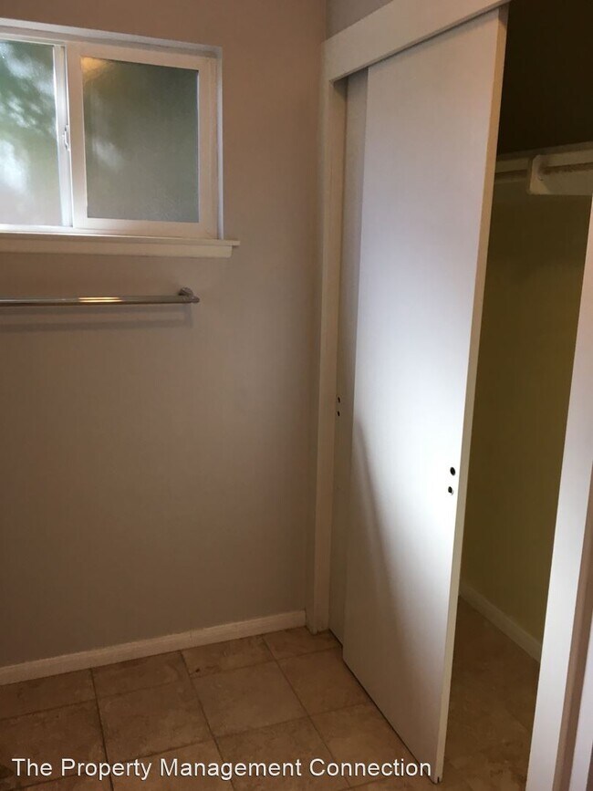 Foto del edificio - 4 br, 1.5 bath House - 24903 Island Ave