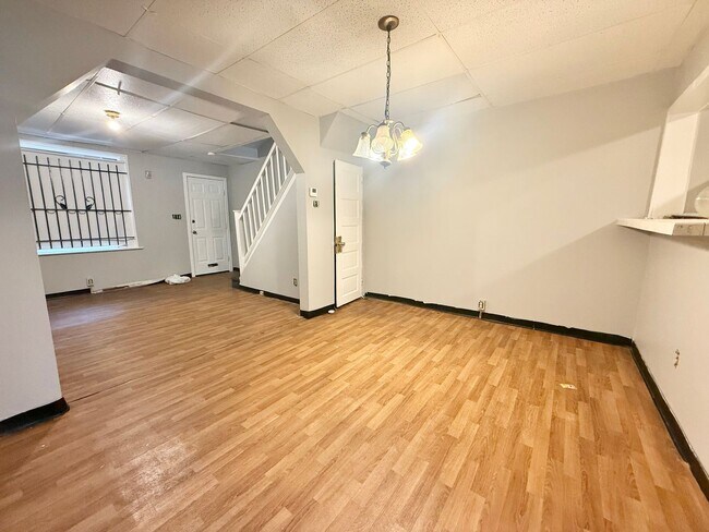 Foto del edificio - 3 Bedroom Home Available Now