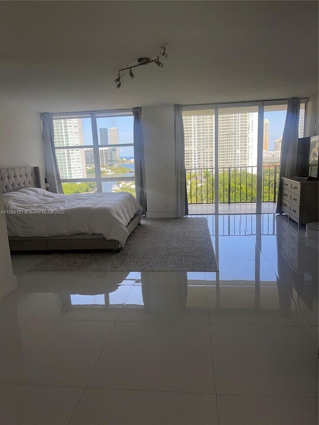 Foto del edificio - 18181 NE 31st Ct